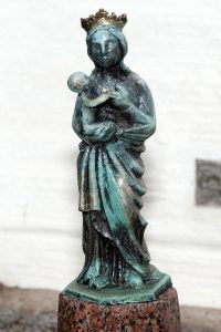 Madonna med barnet - som også er byens og kommunens vartegn er placeret ved kirkens øst gavl i 1945. Statuen er udført af billedhuggeren Johan Galster.