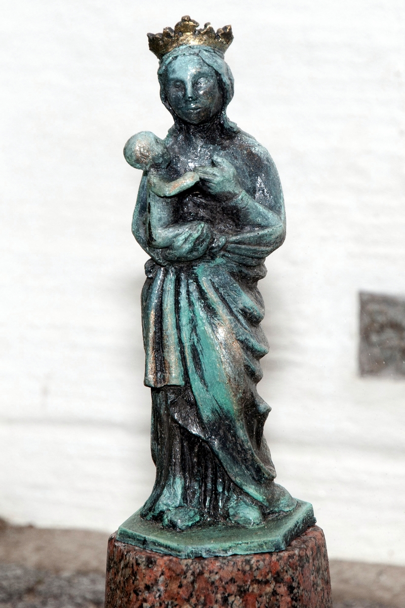 Madonna med barnet - som også er byens og kommunens vartegn er placeret ved kirkens øst gavl i 1945. Statuen er udført af billedhuggeren Johan Galster.