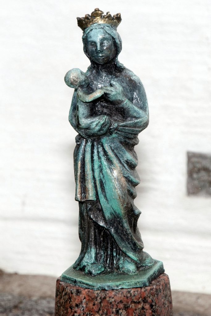 Madonna med barnet - som også er byens og kommunens vartegn er placeret ved kirkens øst gavl i 1945. Statuen er udført af billedhuggeren Johan Galster.